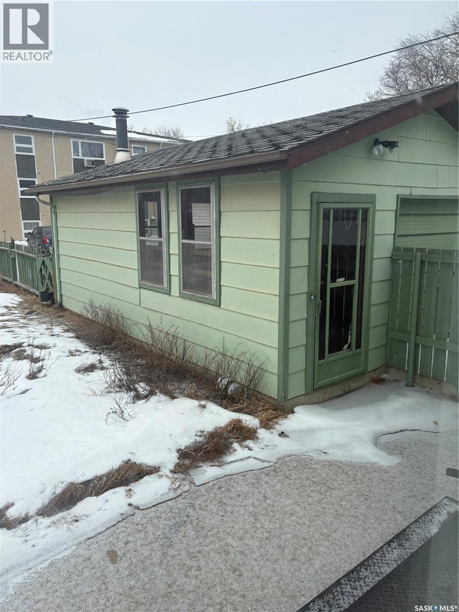 515 King Street, Weyburn, SK - Outdoor
