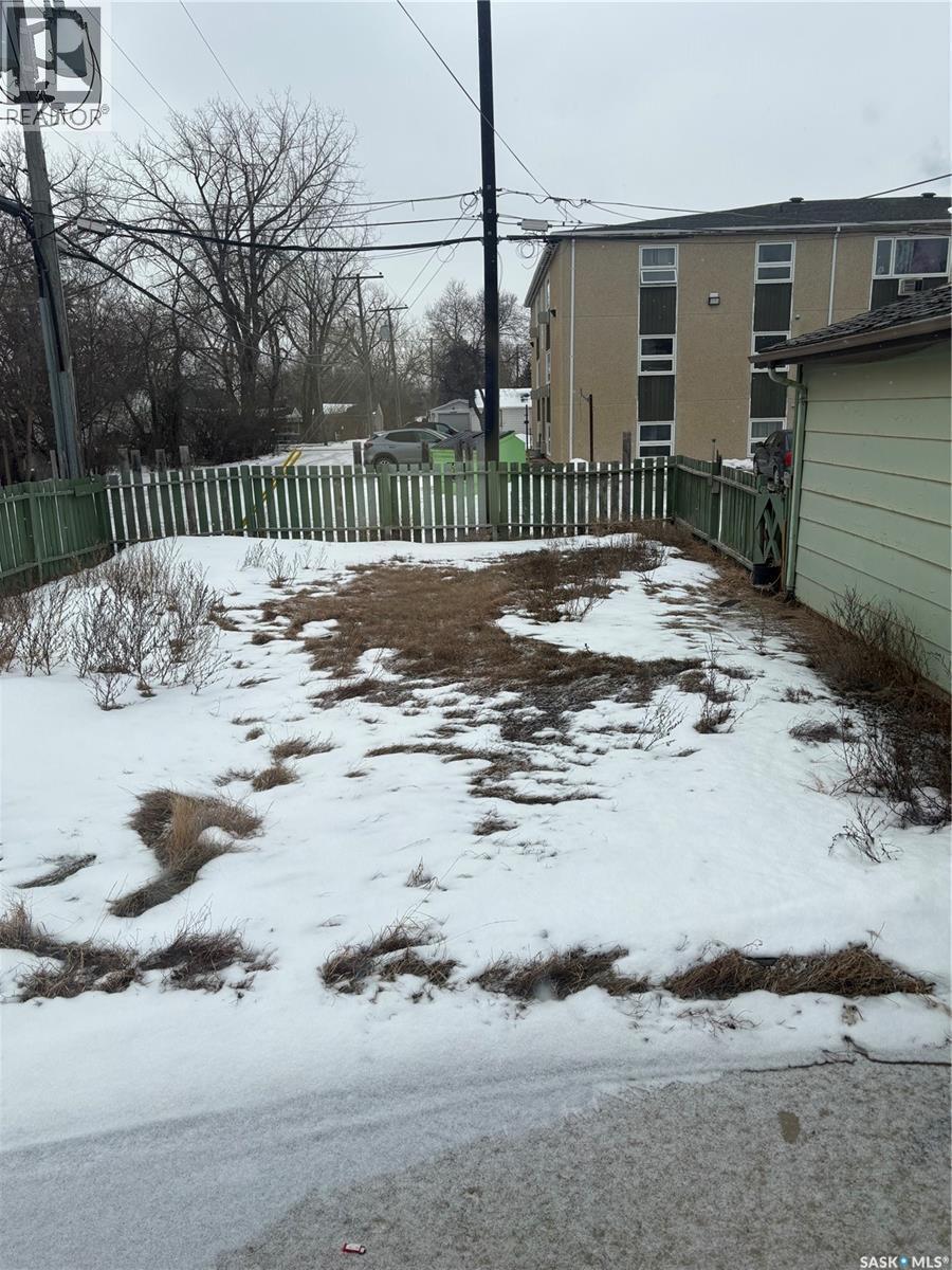 515 King Street, Weyburn, SK - Outdoor