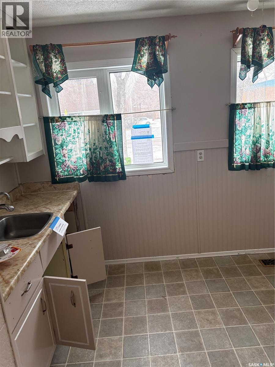 515 King Street, Weyburn, SK - Indoor