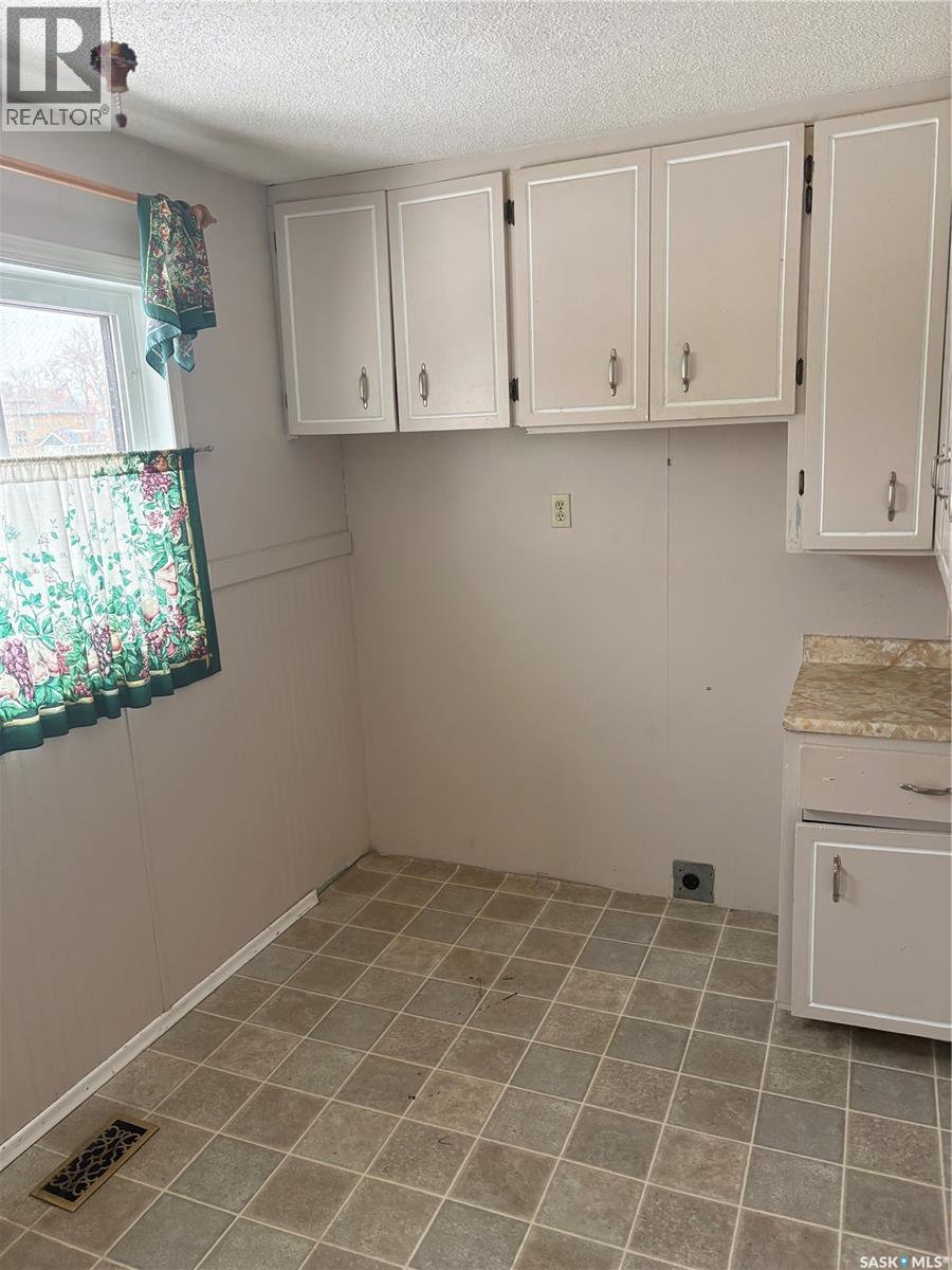515 King Street, Weyburn, SK - Indoor
