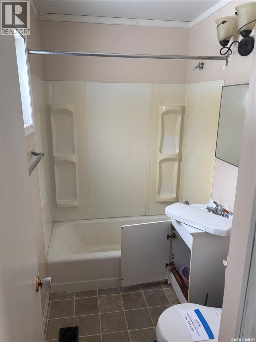 515 King Street, Weyburn, SK - Indoor Photo Showing Bathroom