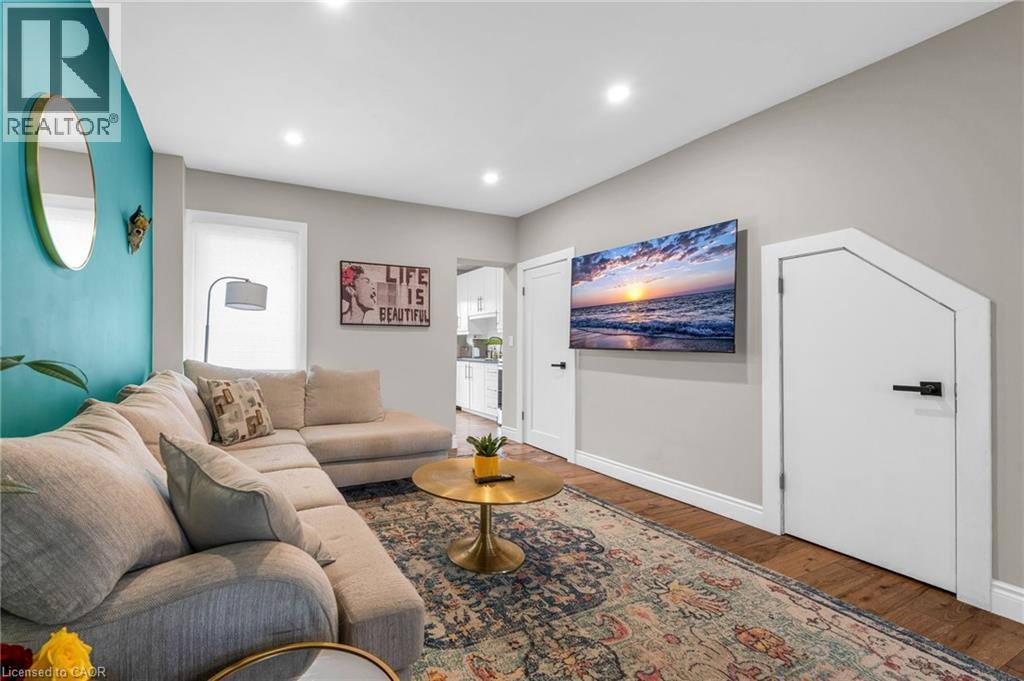 373 Emerald Street N, Hamilton, ON - Indoor Photo Showing Living Room