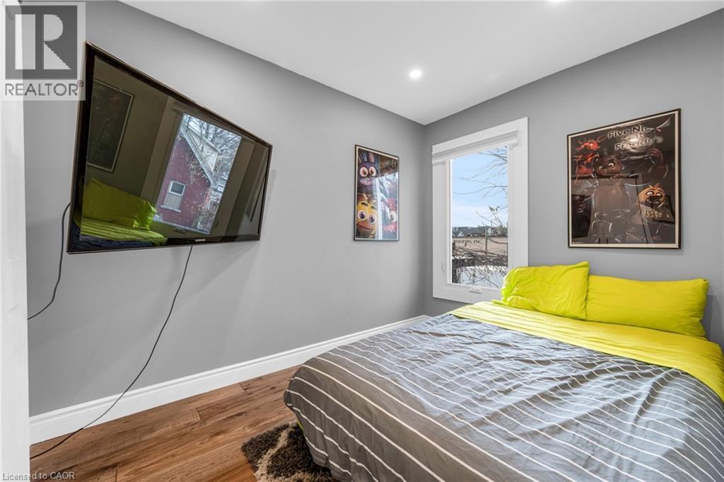 373 Emerald Street N, Hamilton, ON - Indoor Photo Showing Bedroom