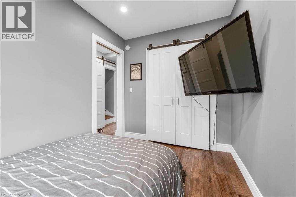 373 Emerald Street N, Hamilton, ON - Indoor Photo Showing Bedroom