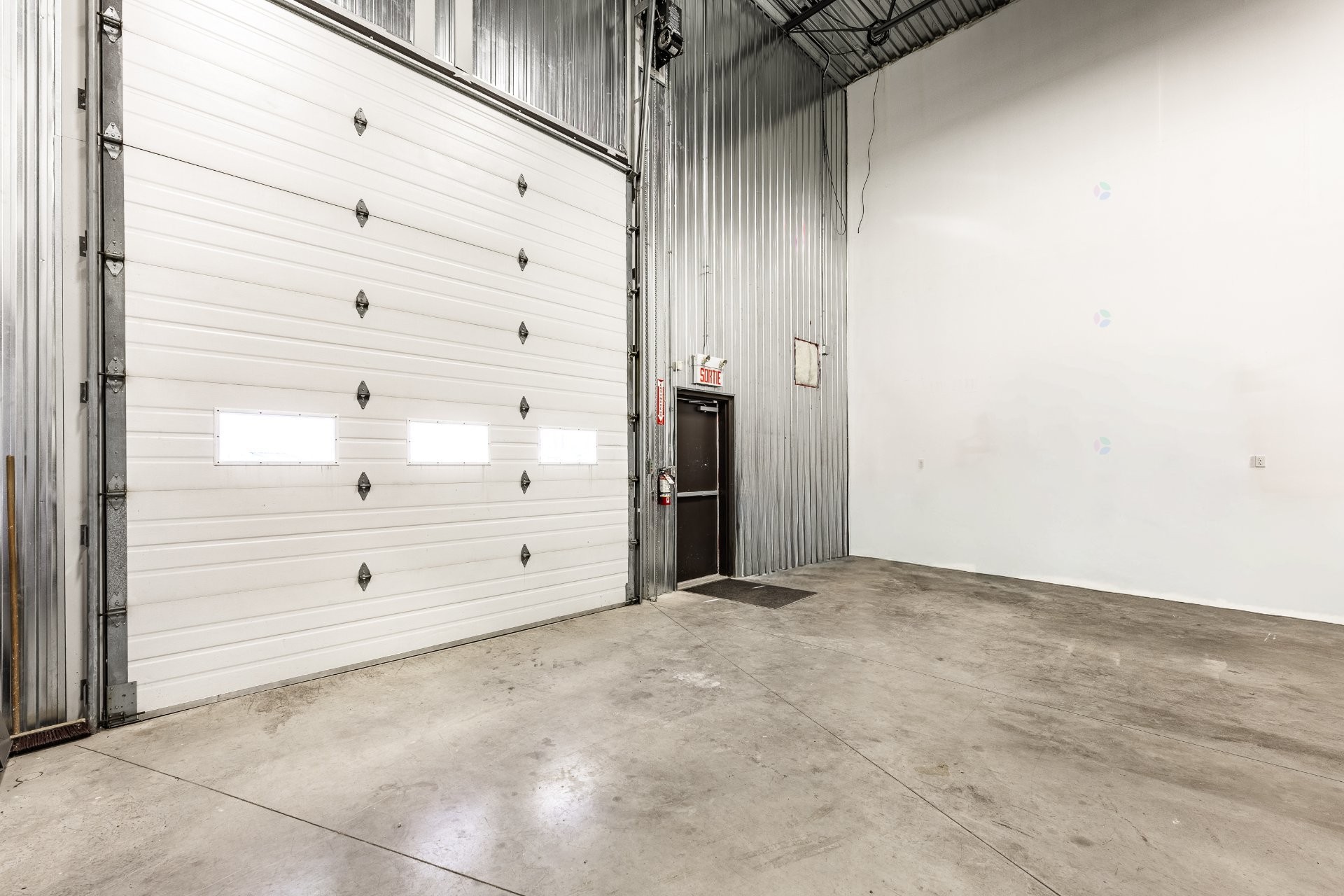 Entrepôt - 2041A Rue Léonard-De Vinci, Sainte-Julie, QC - Indoor Photo Showing Garage