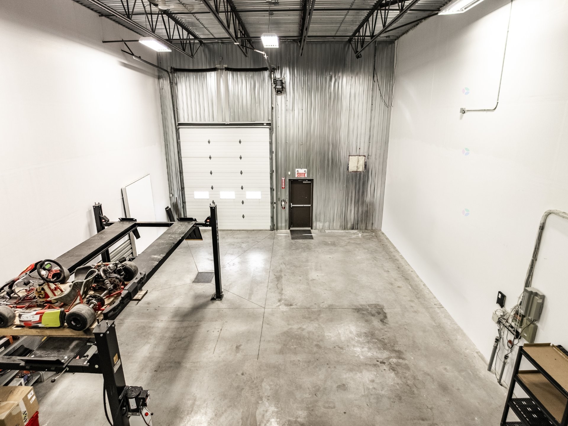 Entrepôt - 2041A Rue Léonard-De Vinci, Sainte-Julie, QC - Indoor Photo Showing Garage