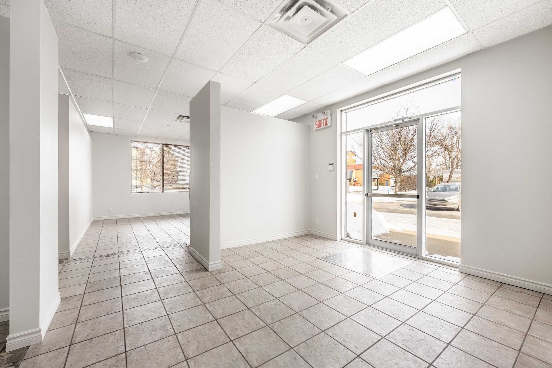 Hall d'entrée/Vestibule - 2041A Rue Léonard-De Vinci, Sainte-Julie, QC - Indoor Photo Showing Other Room