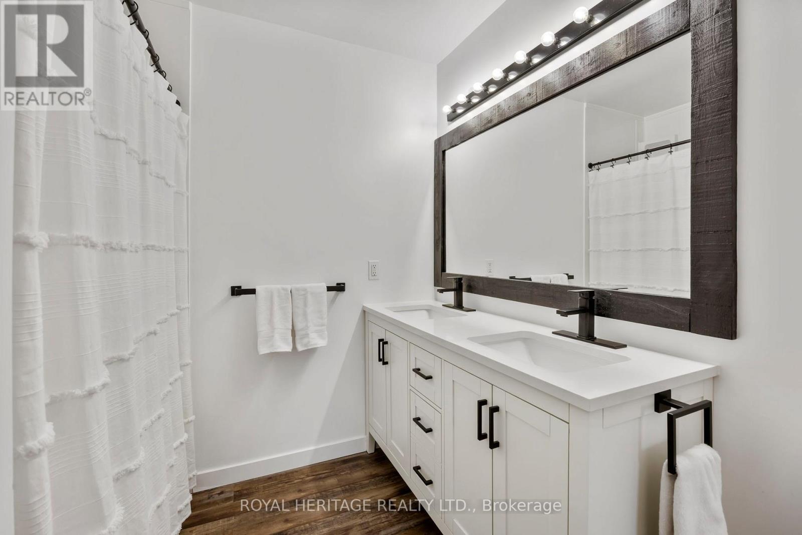 Semi Ensuite - 1251 Quest Circle, Mississauga, ON - Indoor Photo Showing Bathroom