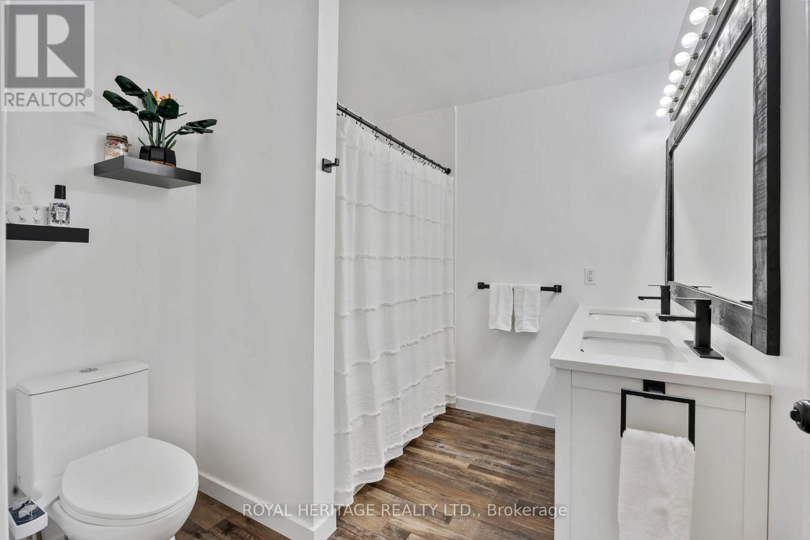 Semi Ensuite - 1251 Quest Circle, Mississauga, ON - Indoor Photo Showing Bathroom