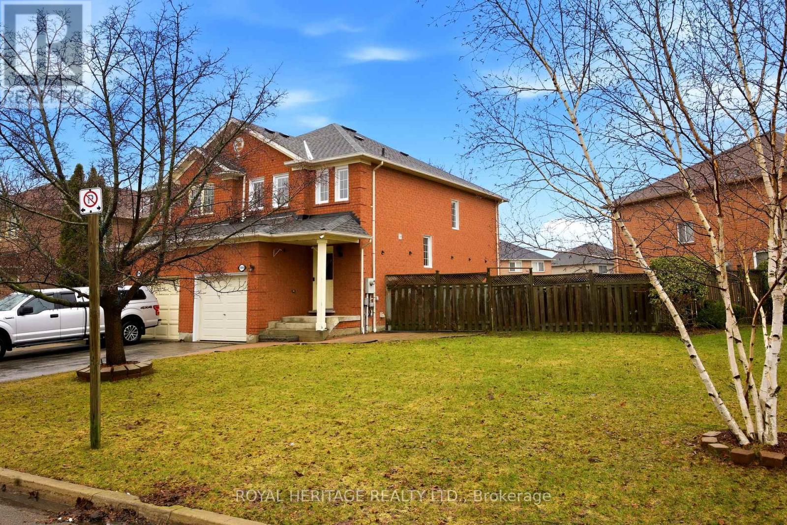 Front Yard - Reverse Pie Shape (70.37 x 121.59 FT) - 1251 Quest Circle, Mississauga, ON - Outdoor