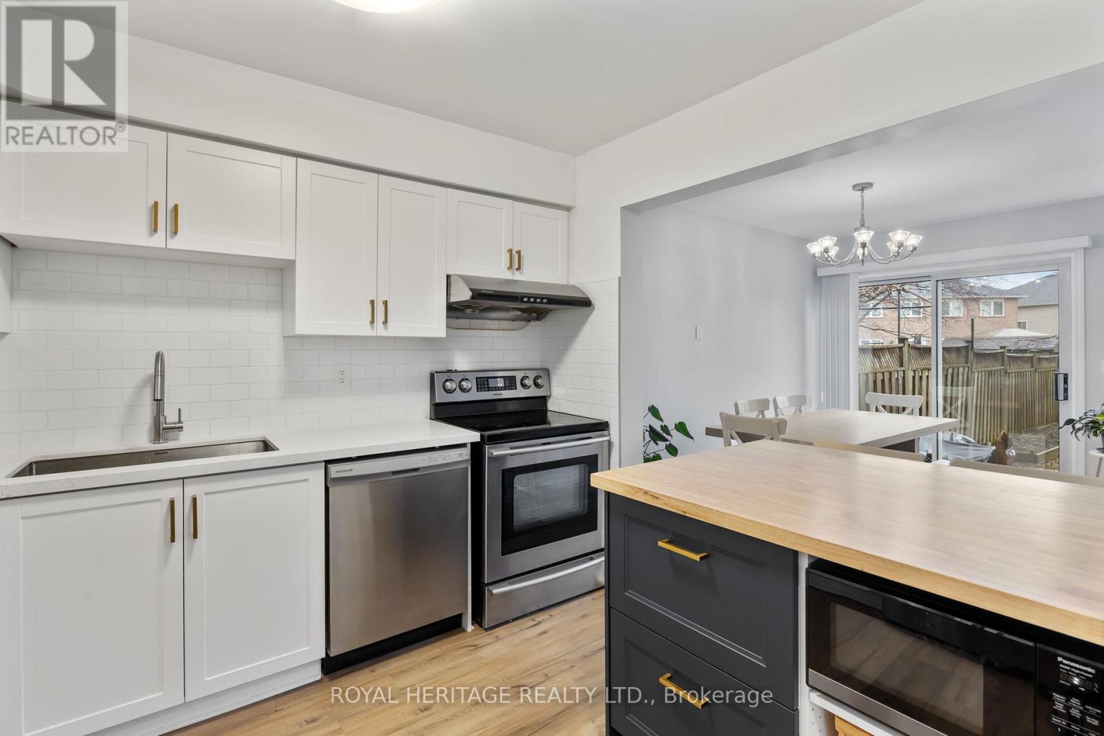 Kitchen - 1251 Quest Circle, Mississauga, ON - Indoor Photo Showing Kitchen With Upgraded Kitchen