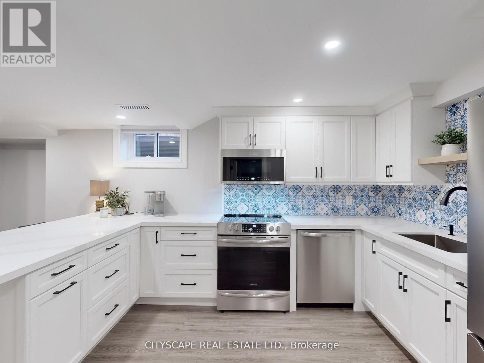 2585 Kenna Court, Mississauga, ON - Indoor Photo Showing Kitchen With Upgraded Kitchen