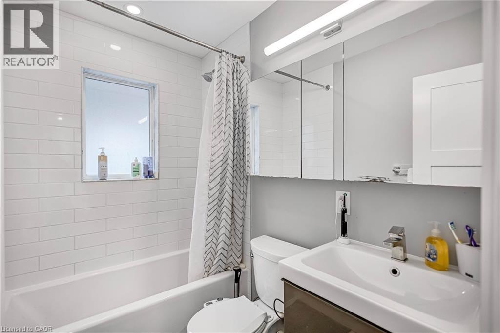 146 West 25Th Street, Hamilton, ON - Indoor Photo Showing Bathroom