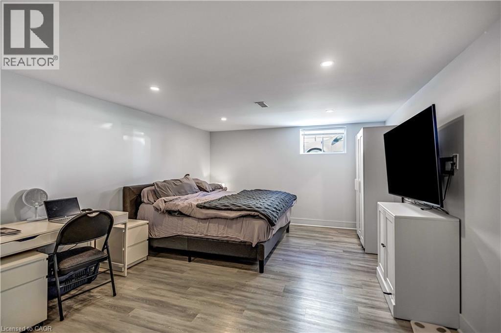 146 West 25Th Street, Hamilton, ON - Indoor Photo Showing Bedroom