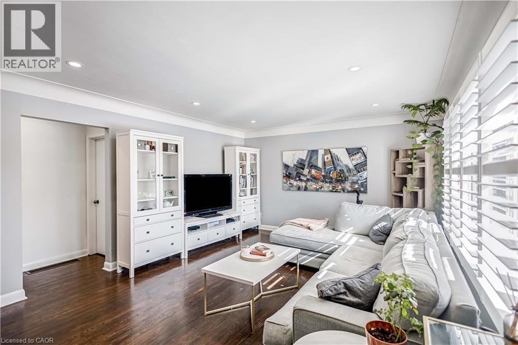 146 West 25Th Street, Hamilton, ON - Indoor Photo Showing Living Room