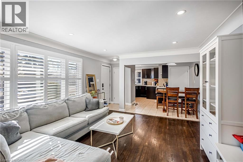 146 West 25Th Street, Hamilton, ON - Indoor Photo Showing Living Room