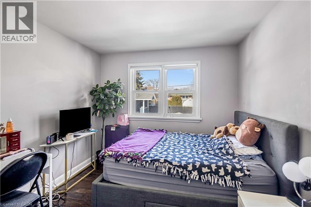 146 West 25Th Street, Hamilton, ON - Indoor Photo Showing Bedroom