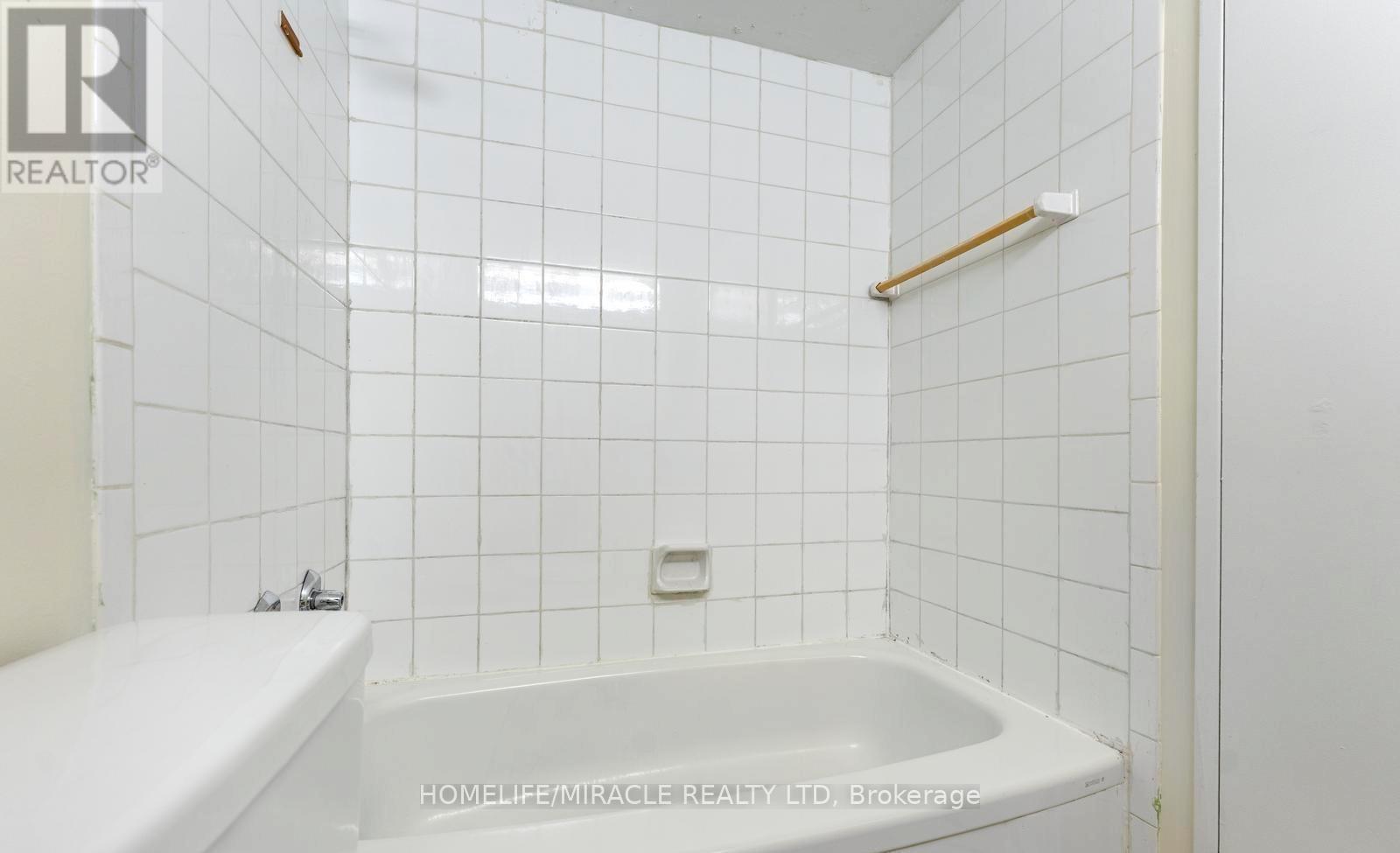 202 - 3700 Kaneff Crescent, Mississauga, ON - Indoor Photo Showing Bathroom