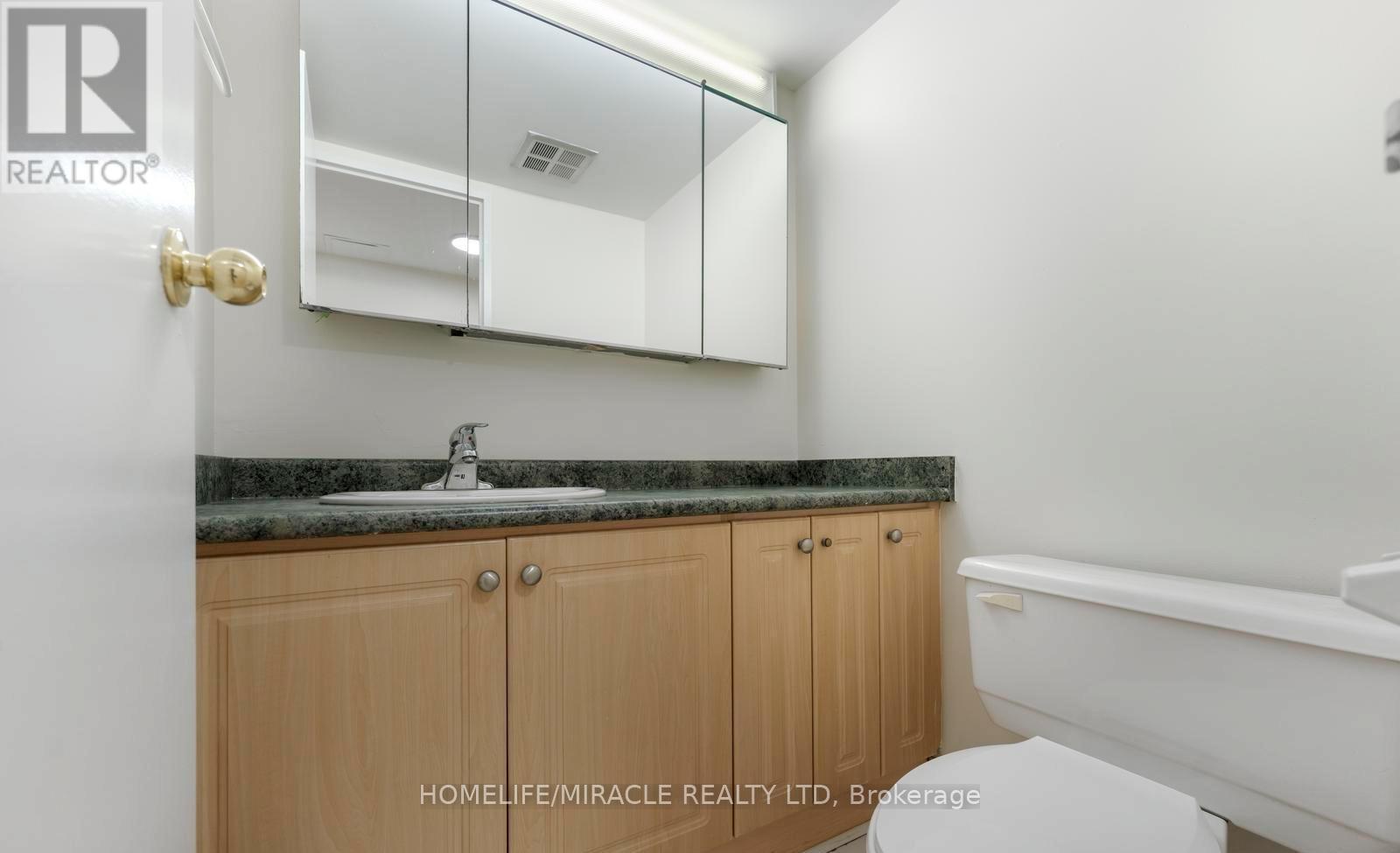 202 - 3700 Kaneff Crescent, Mississauga, ON - Indoor Photo Showing Bathroom