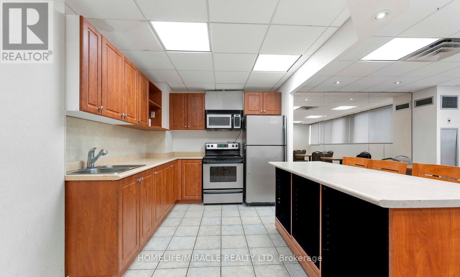 202 - 3700 Kaneff Crescent, Mississauga, ON - Indoor Photo Showing Kitchen With Double Sink