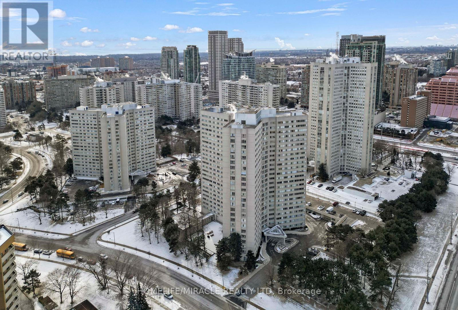 202 - 3700 Kaneff Crescent, Mississauga, ON - Outdoor With View