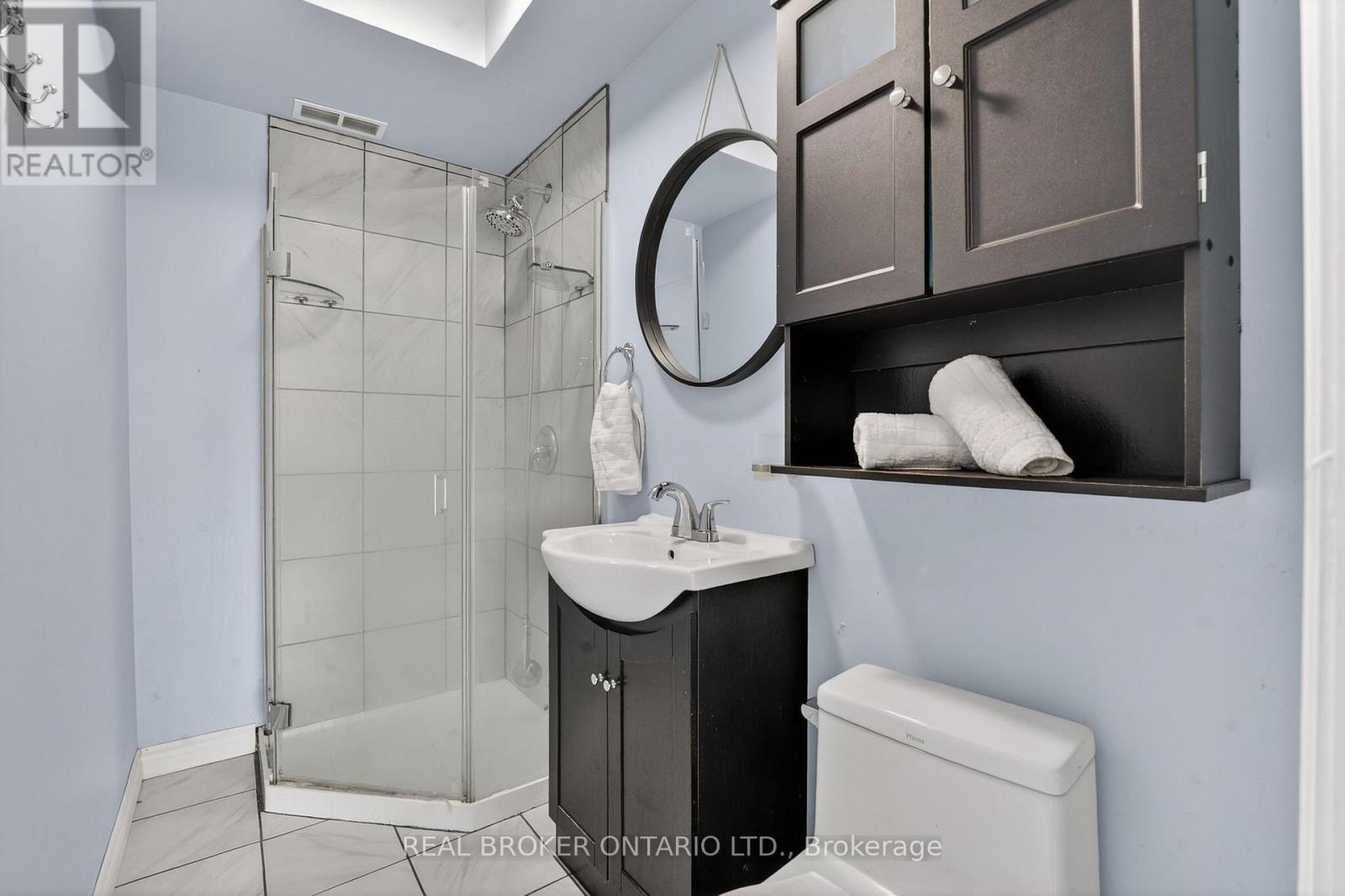 3 Beatty Avenue, Hamilton, ON - Indoor Photo Showing Bathroom