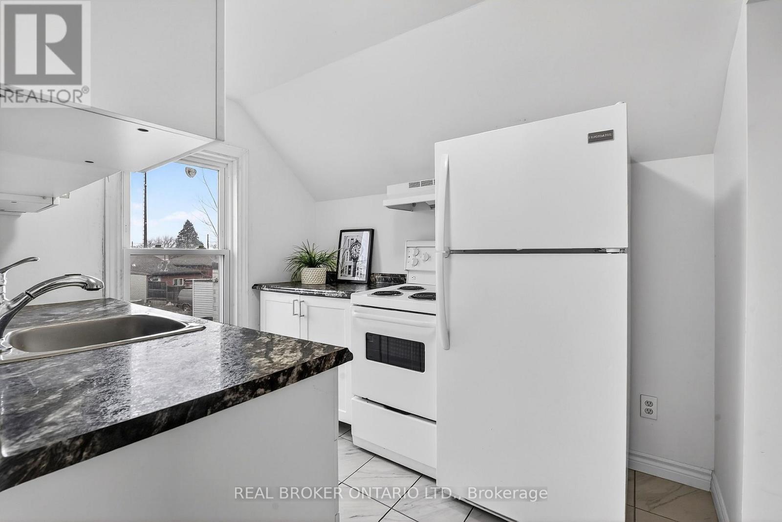3 Beatty Avenue, Hamilton, ON - Indoor Photo Showing Kitchen