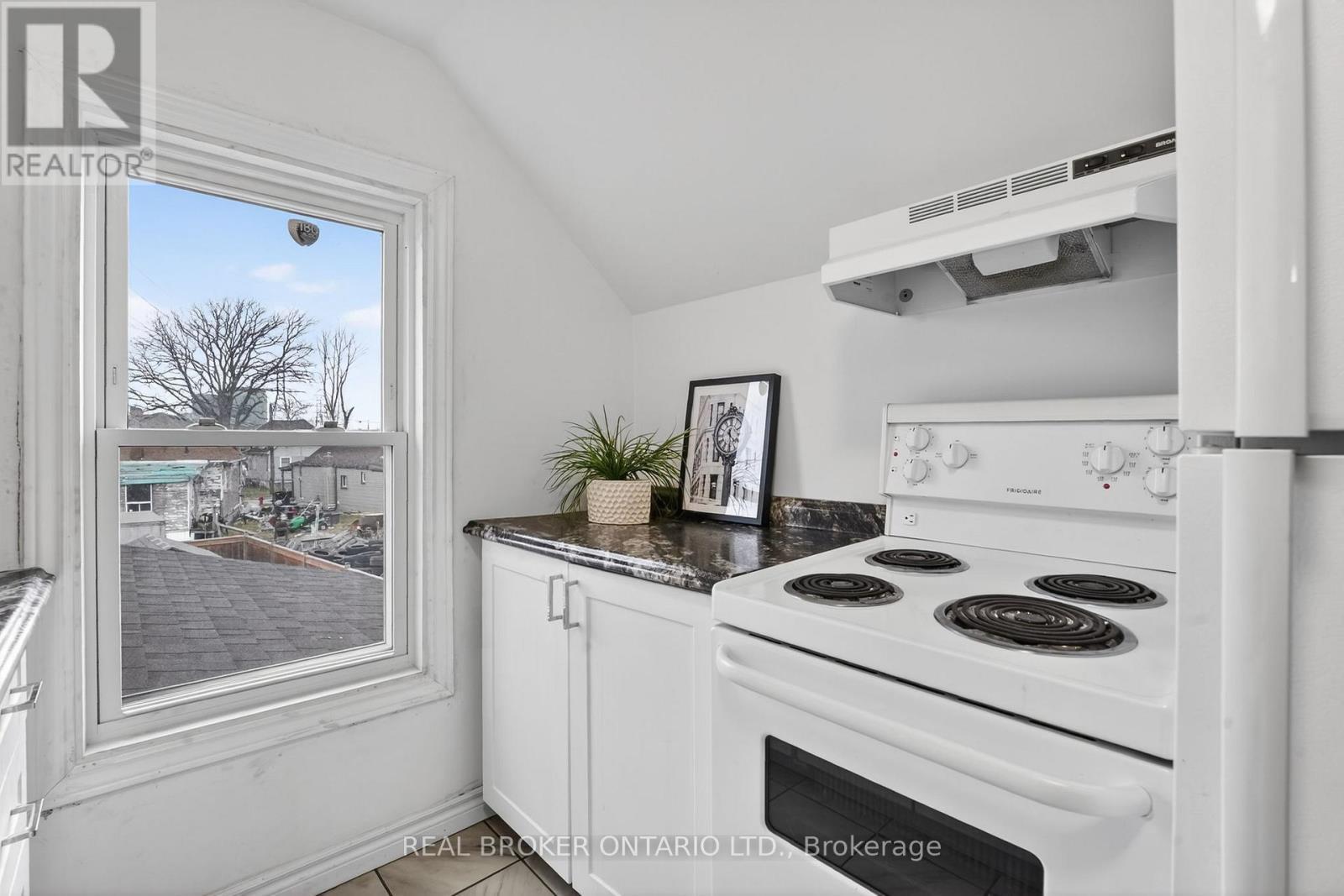 3 Beatty Avenue, Hamilton, ON - Indoor Photo Showing Kitchen