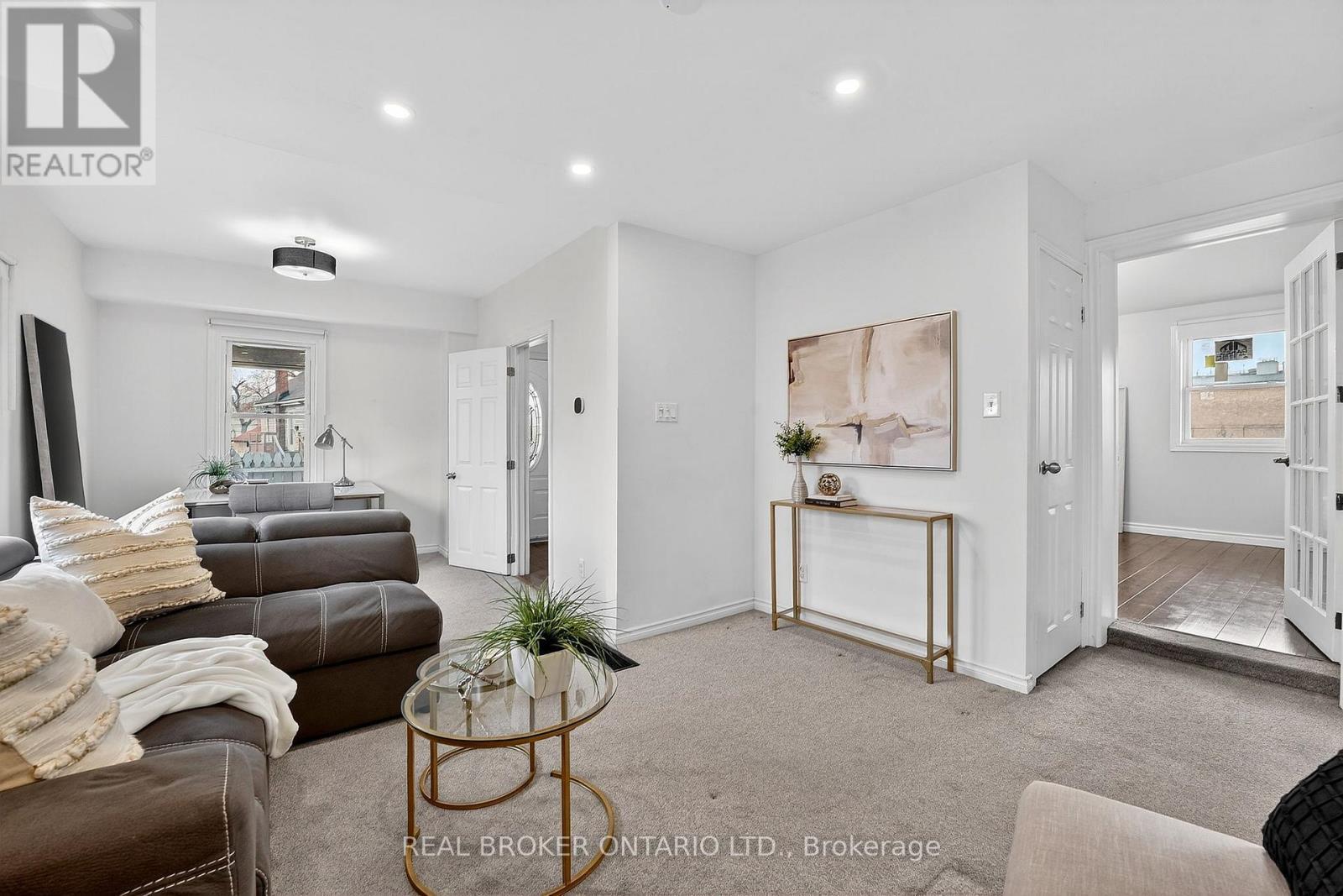 3 Beatty Avenue, Hamilton, ON - Indoor Photo Showing Living Room