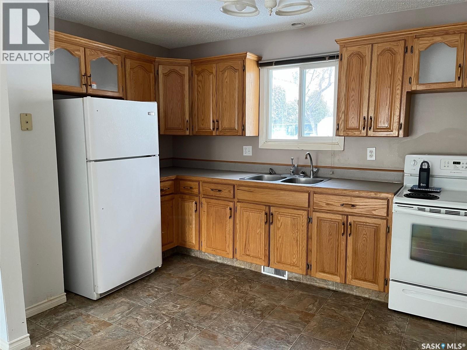 67 Killarney Way, Regina, SK - Indoor Photo Showing Kitchen With Double Sink