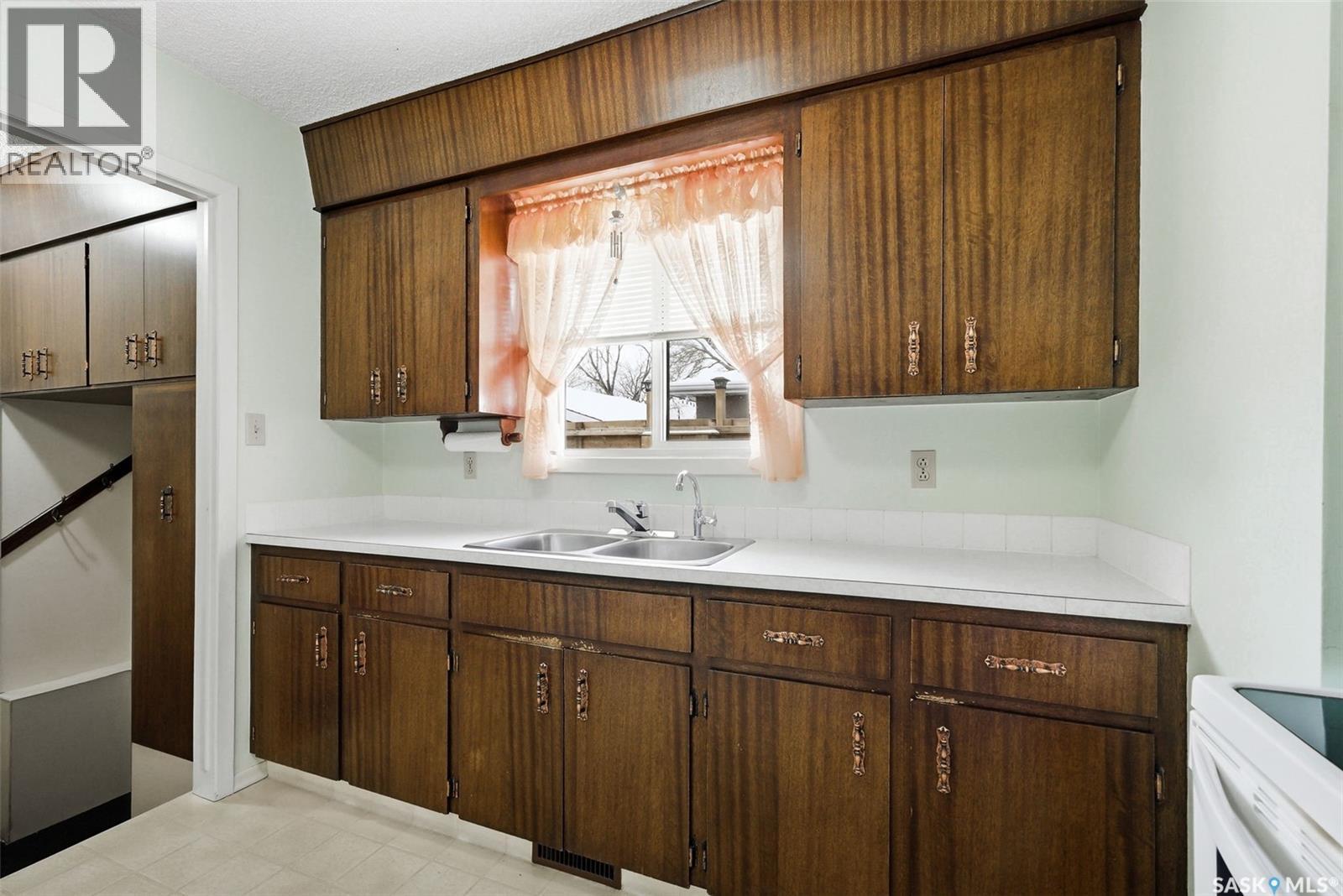 191 Elmview Road, Regina, SK - Indoor Photo Showing Kitchen With Double Sink