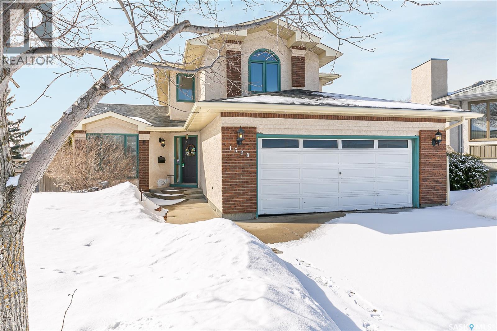 1328 Benjamin Crescent N, Regina, SK - Outdoor With Facade
