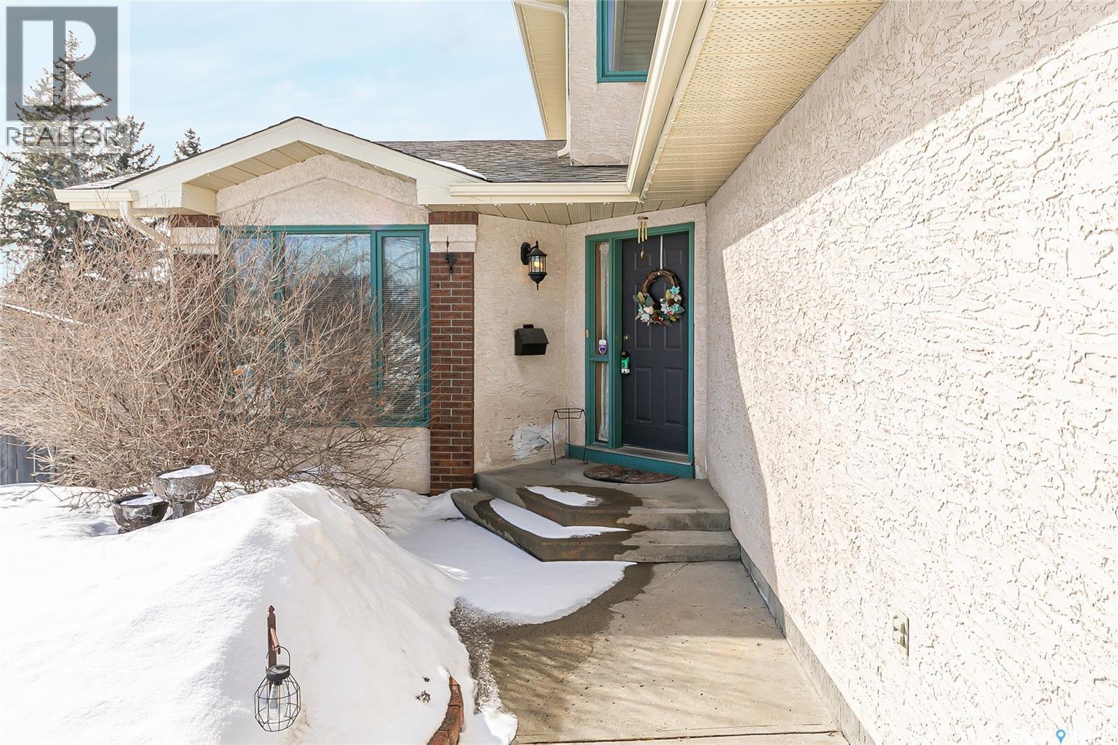 1328 Benjamin Crescent N, Regina, SK - Outdoor