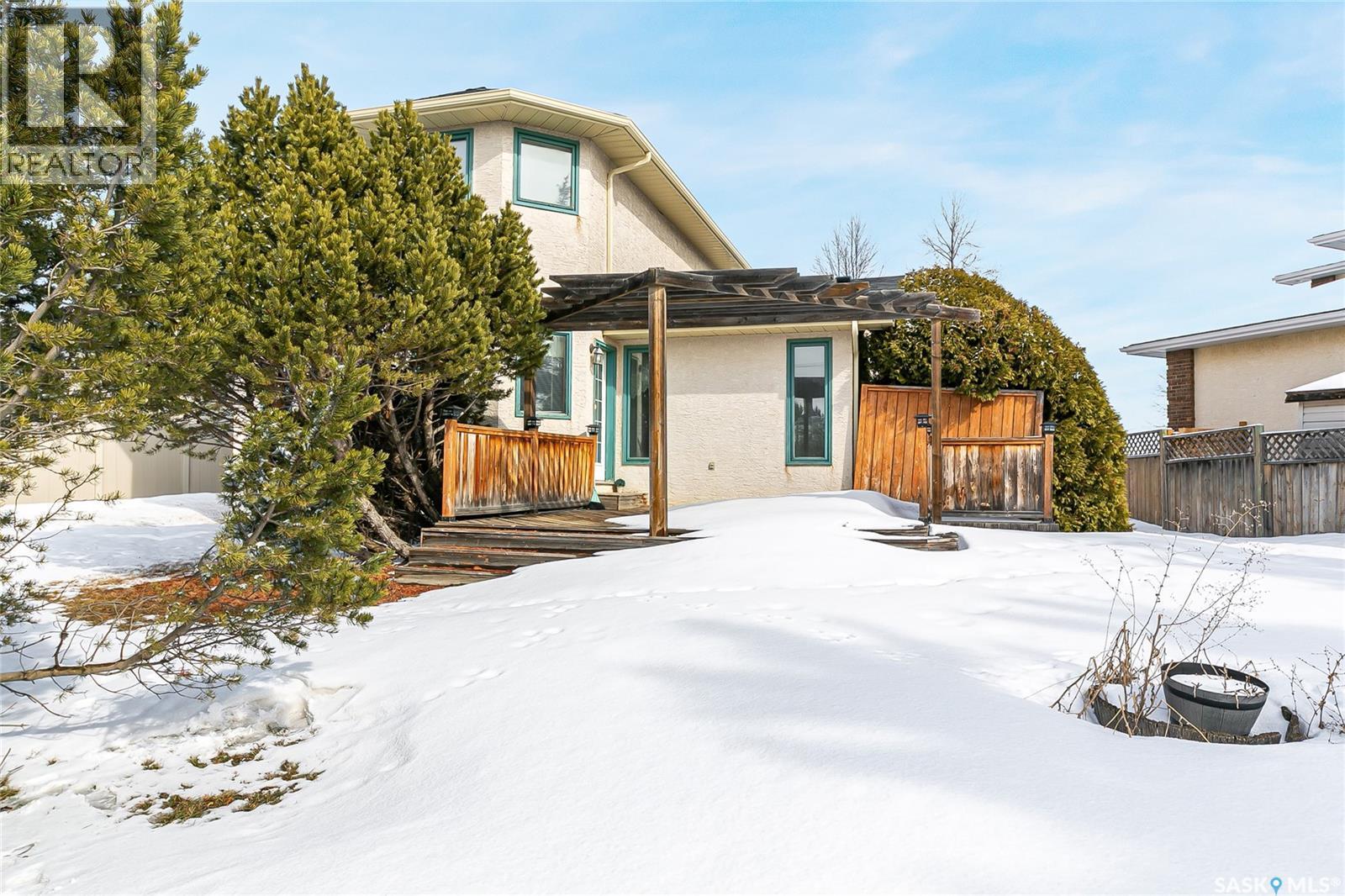 1328 Benjamin Crescent N, Regina, SK - Outdoor