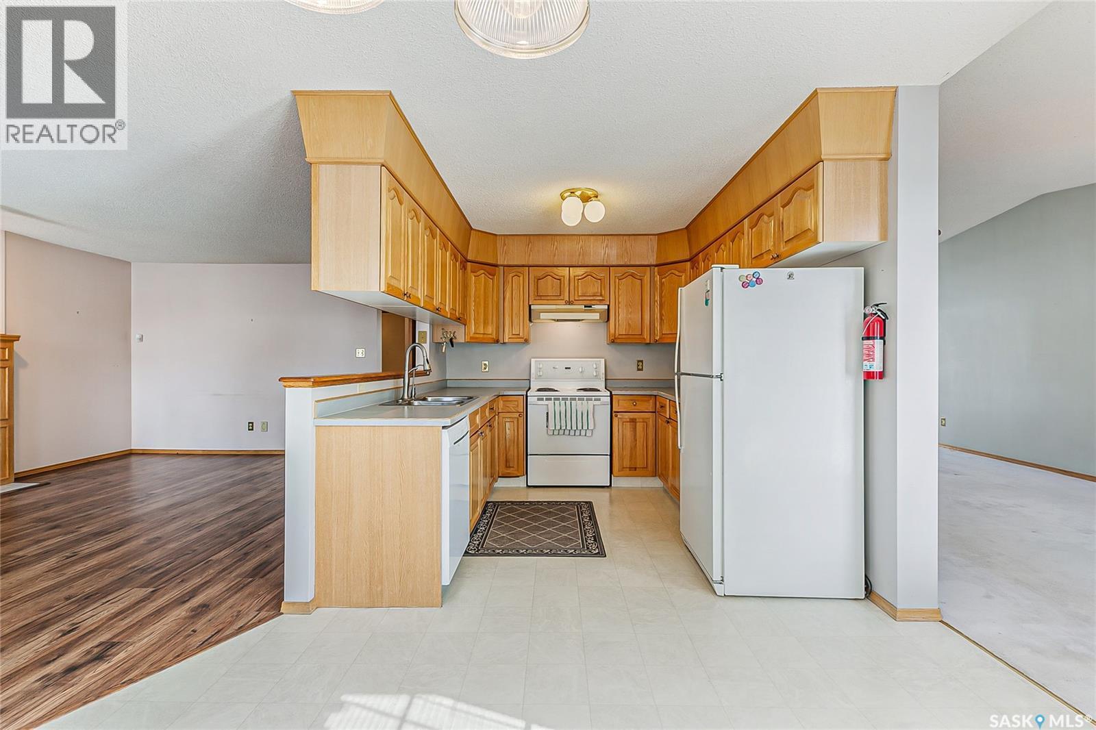 1328 Benjamin Crescent N, Regina, SK - Indoor Photo Showing Kitchen