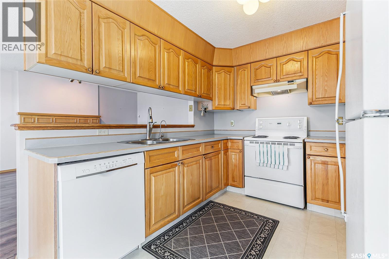 1328 Benjamin Crescent N, Regina, SK - Indoor Photo Showing Kitchen With Double Sink