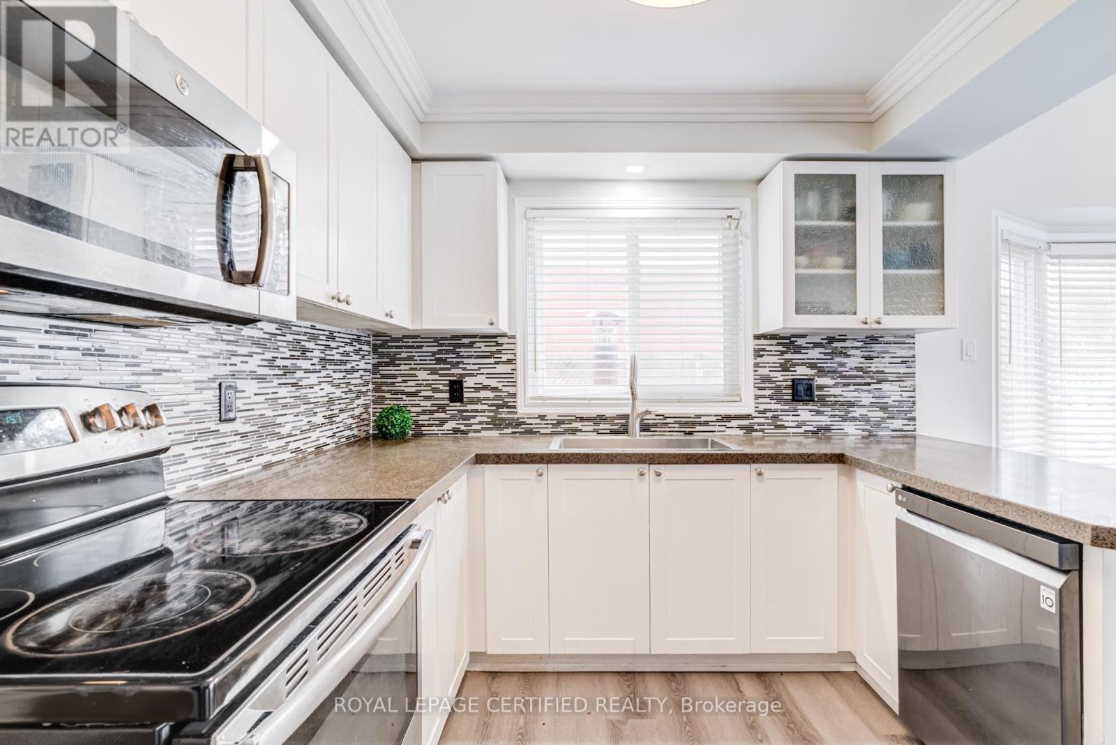2197 Oakridge Crescent, Burlington, ON - Indoor Photo Showing Kitchen With Double Sink