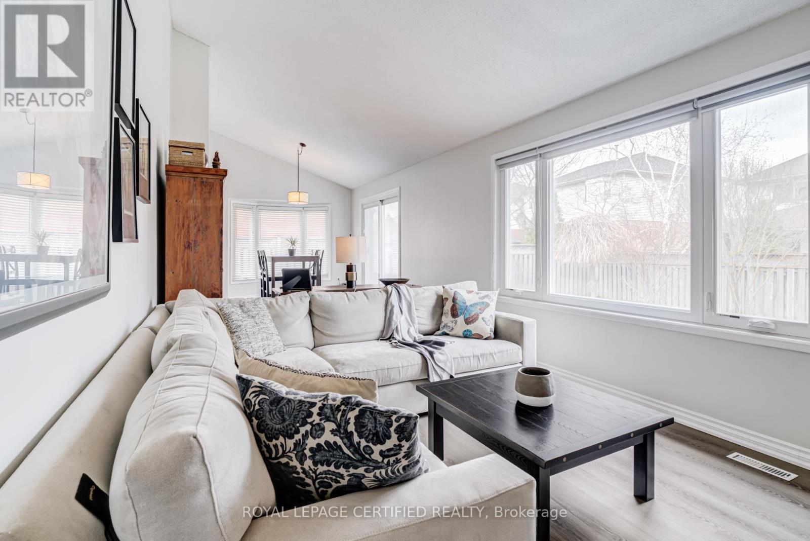 2197 Oakridge Crescent, Burlington, ON - Indoor Photo Showing Living Room