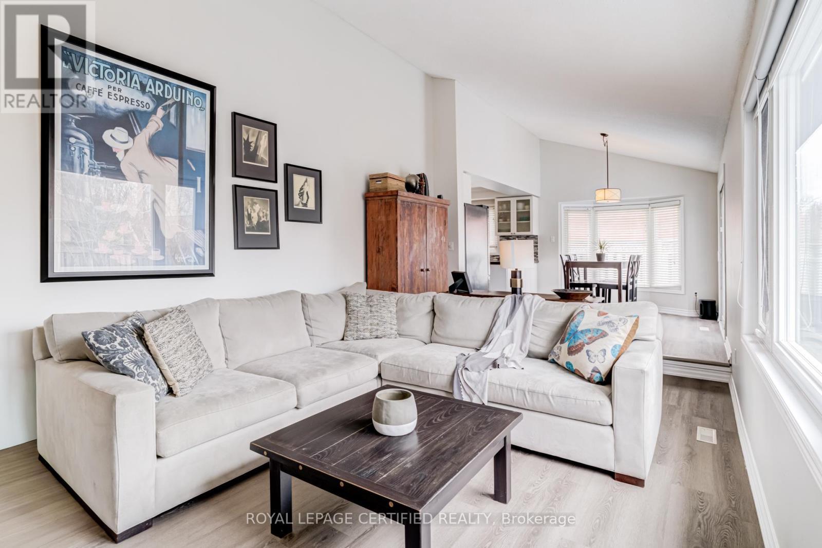 2197 Oakridge Crescent, Burlington, ON - Indoor Photo Showing Living Room