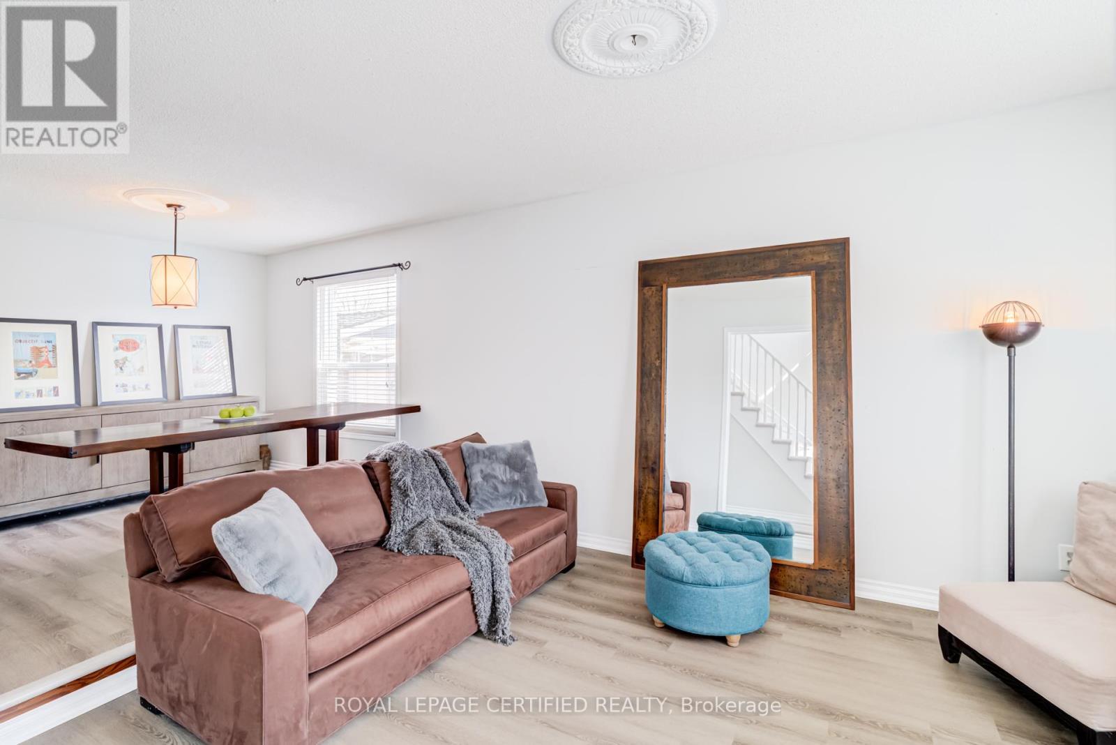 2197 Oakridge Crescent, Burlington, ON - Indoor Photo Showing Living Room
