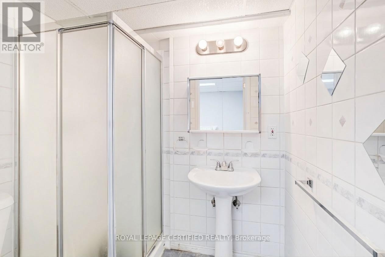 2197 Oakridge Crescent, Burlington, ON - Indoor Photo Showing Bathroom