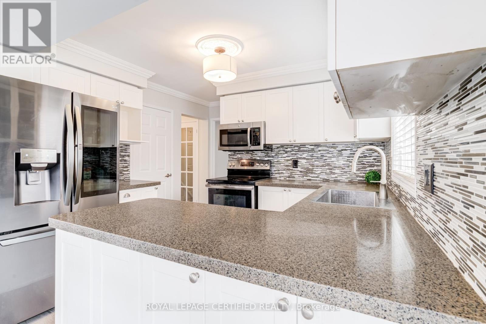 2197 Oakridge Crescent, Burlington, ON - Indoor Photo Showing Kitchen With Upgraded Kitchen