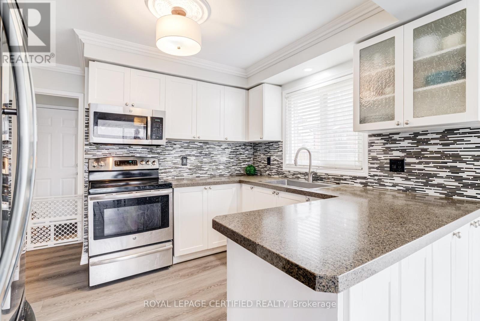 2197 Oakridge Crescent, Burlington, ON - Indoor Photo Showing Kitchen With Upgraded Kitchen