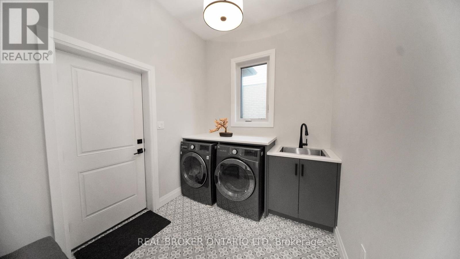 68 Locky Lane, Middlesex Centre, ON - Indoor Photo Showing Laundry Room