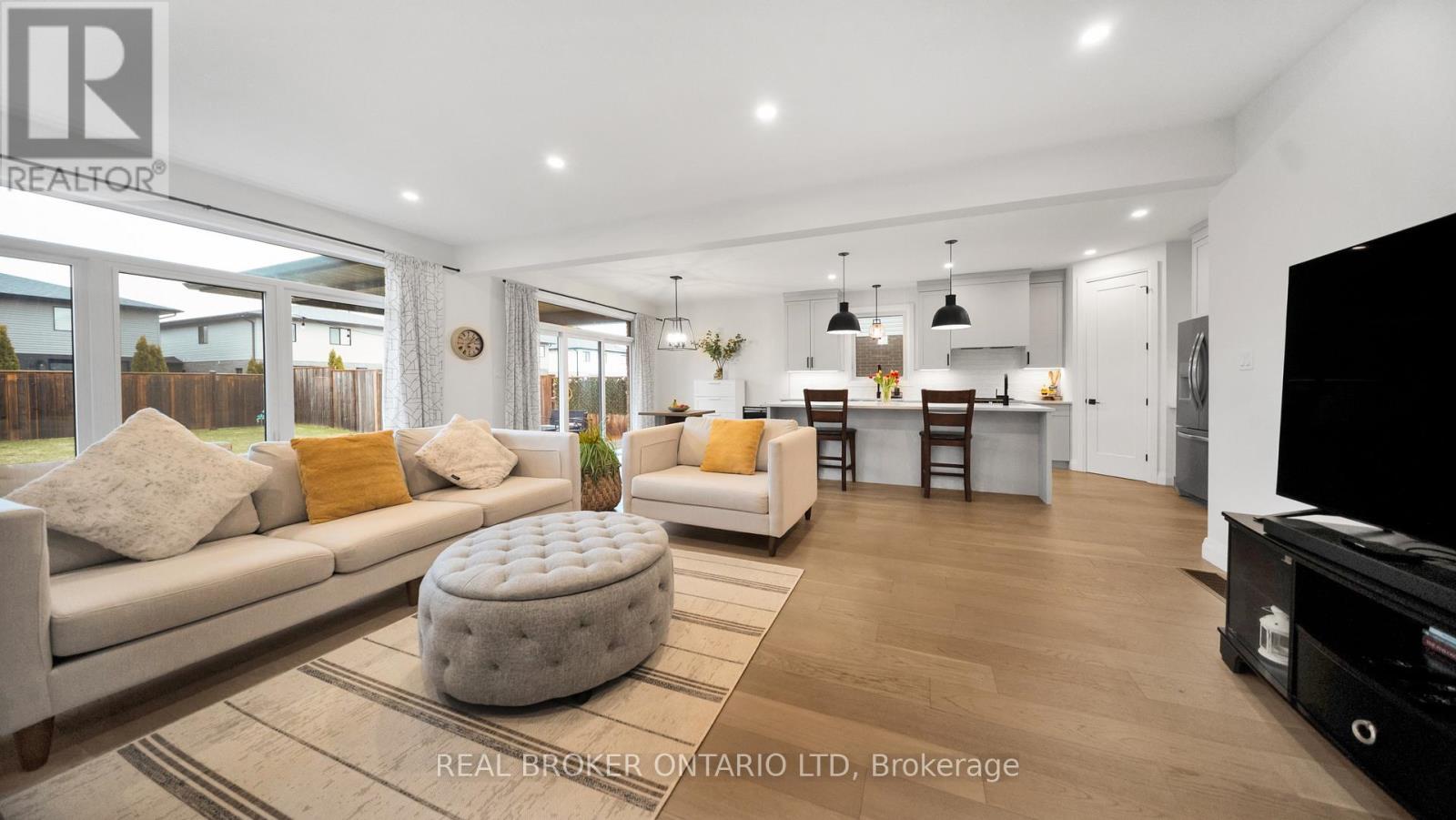 68 Locky Lane, Middlesex Centre, ON - Indoor Photo Showing Living Room