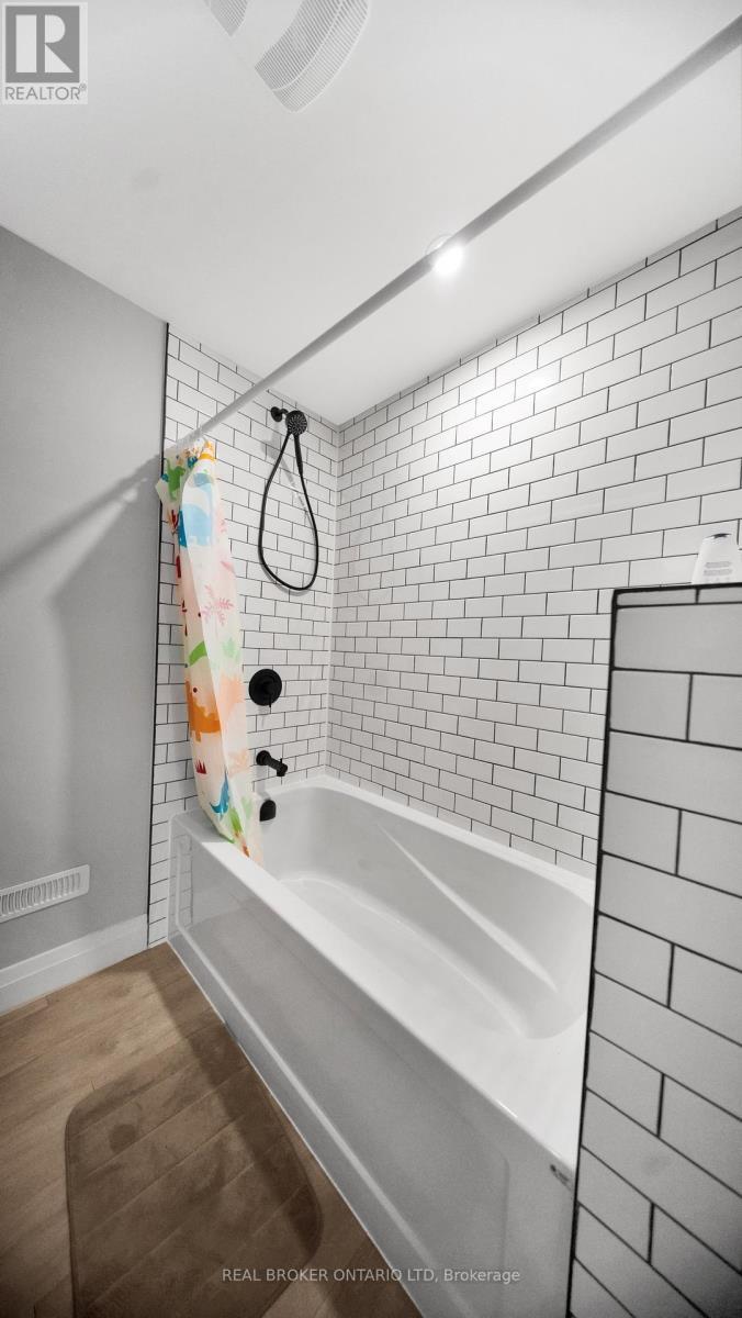 68 Locky Lane, Middlesex Centre, ON - Indoor Photo Showing Bathroom