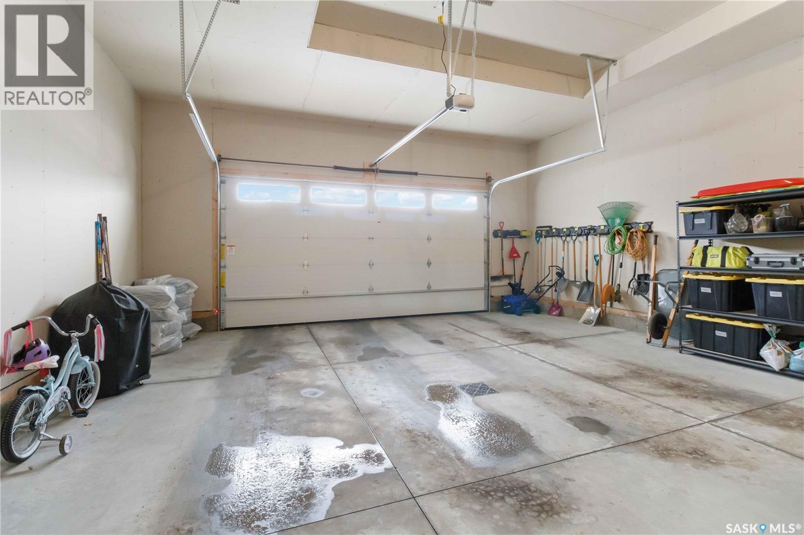 126 Chelsom Bend, Saskatoon, SK - Indoor Photo Showing Garage