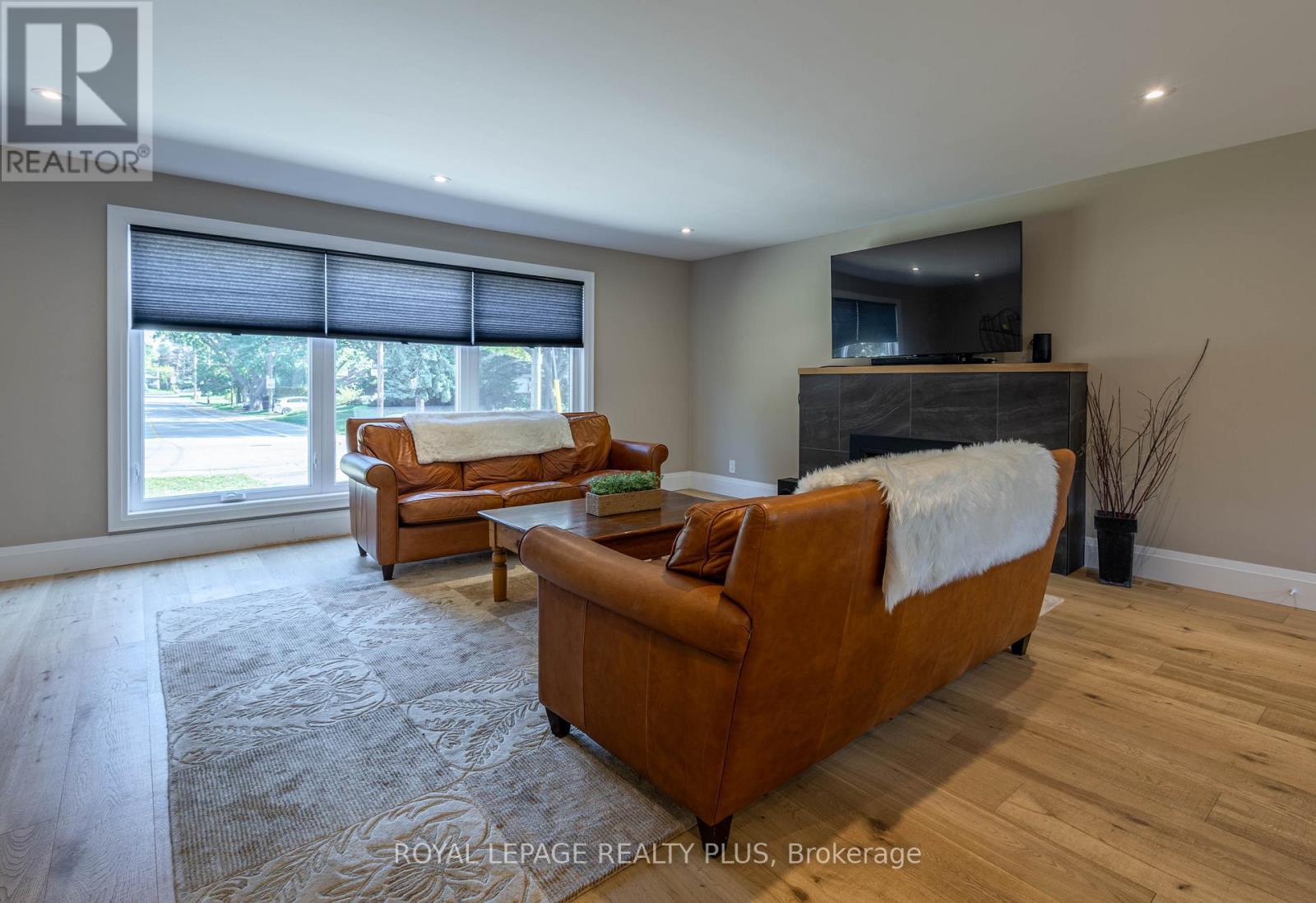 884 Eagle Drive, Burlington, ON - Indoor Photo Showing Living Room With Fireplace