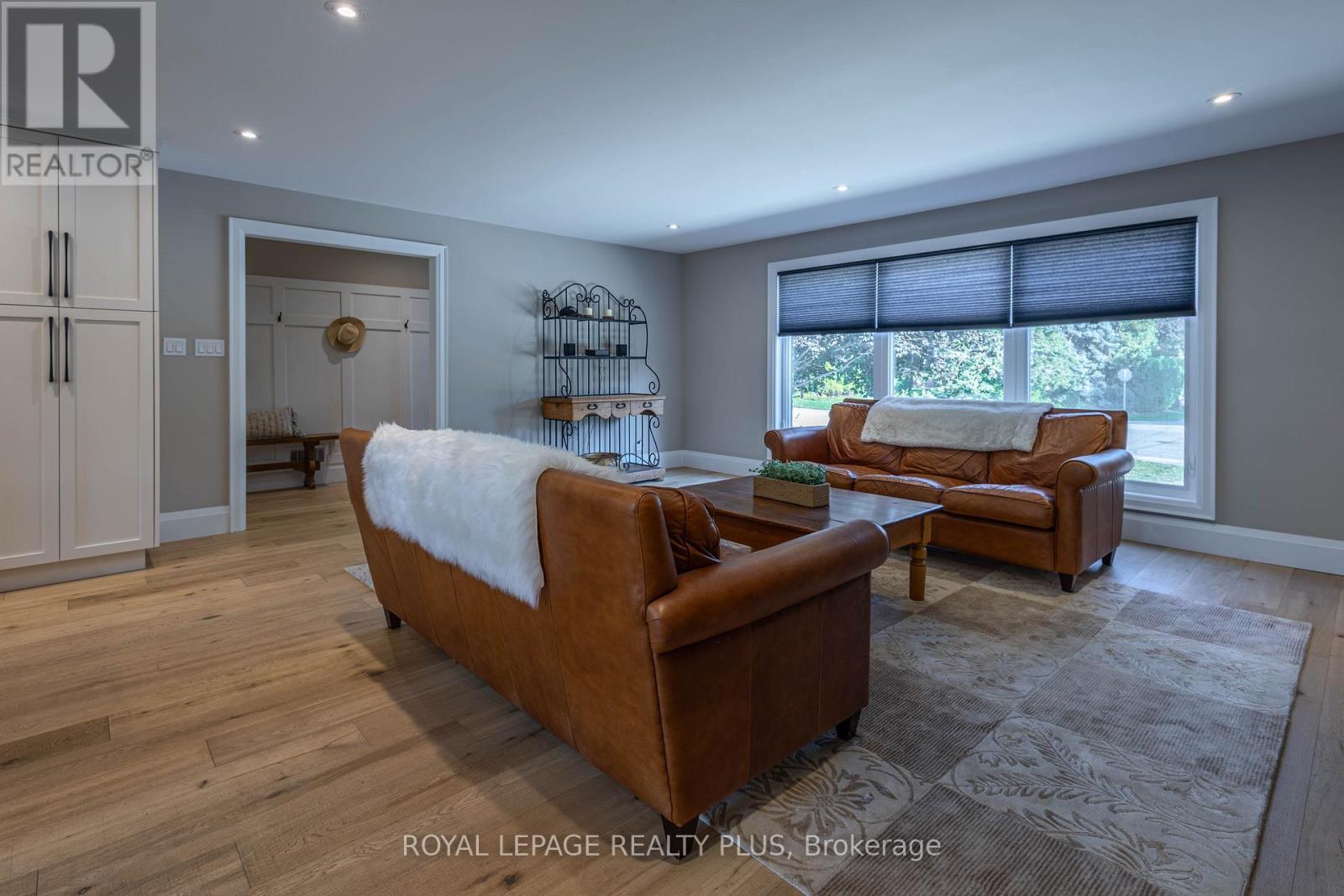 884 Eagle Drive, Burlington, ON - Indoor Photo Showing Living Room
