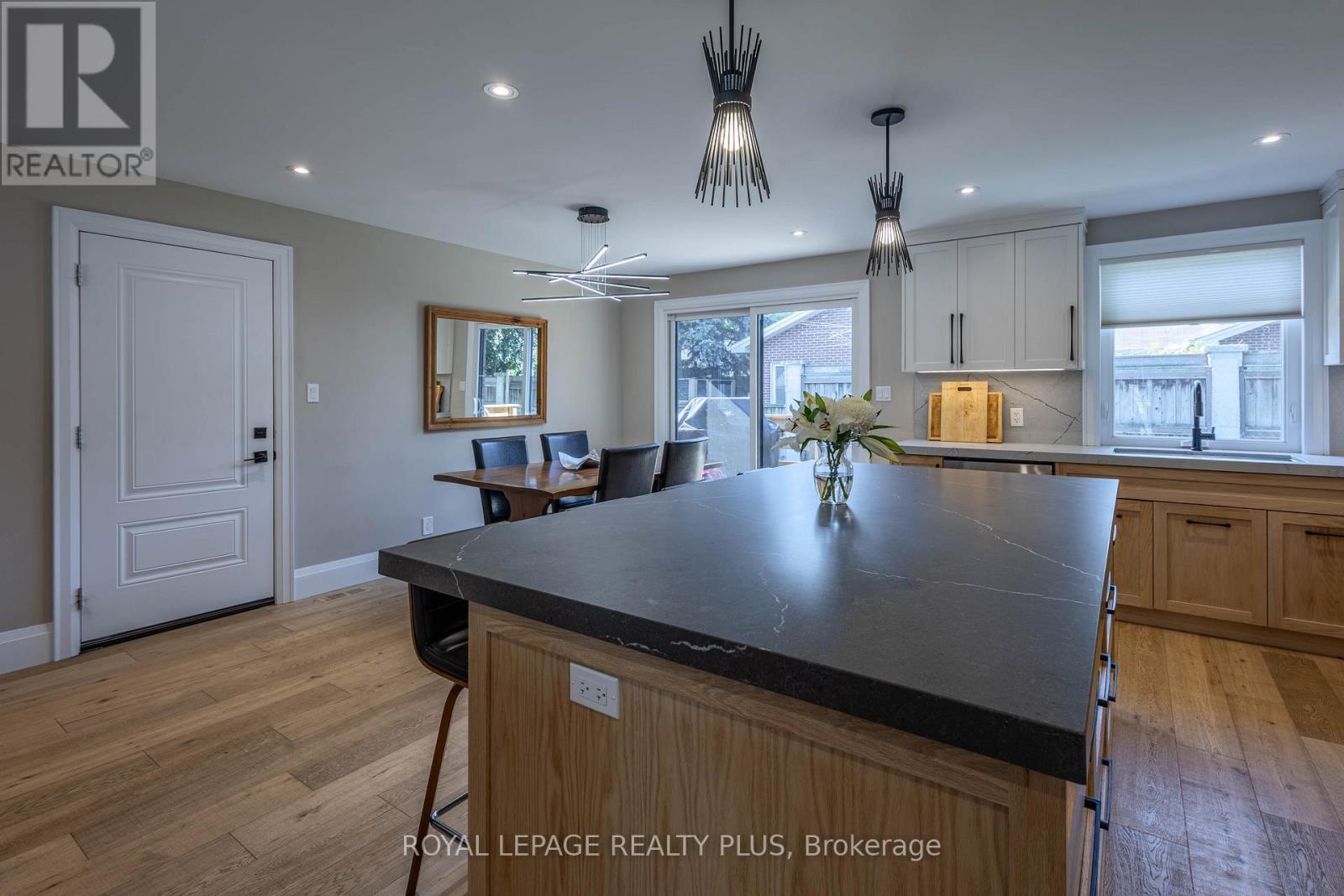 884 Eagle Drive, Burlington, ON - Indoor Photo Showing Kitchen